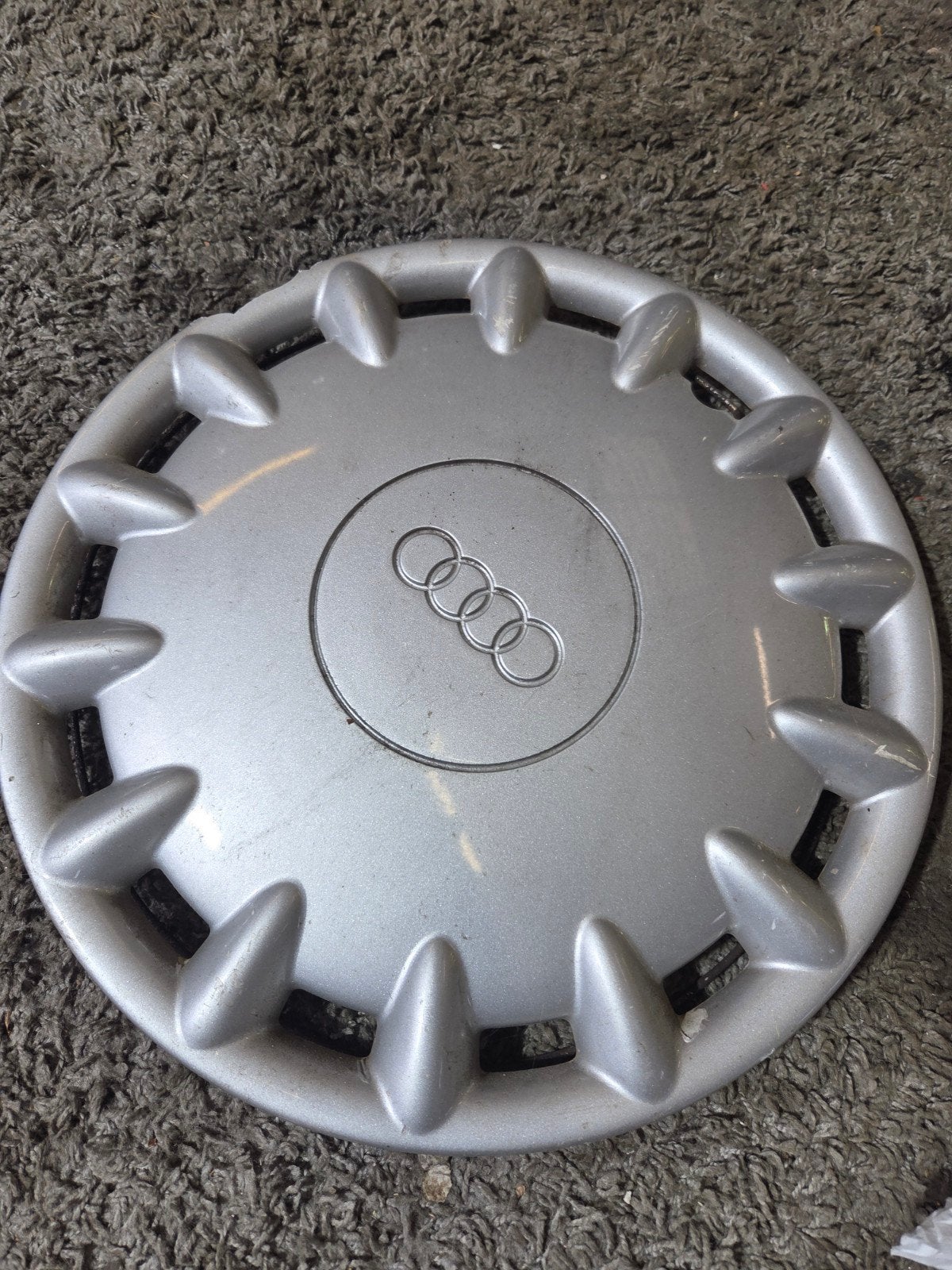 Audi wieldop met schade - 8D0 601 147, Auto diversen, Wieldoppen, Ophalen of Verzenden, Gebruikt