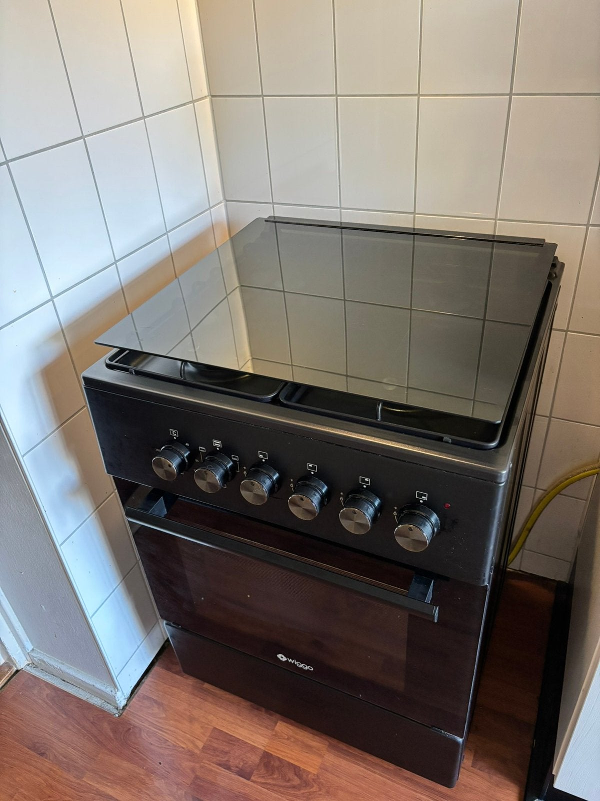 Zwart fornuis met combi oven, Ophalen, Hete lucht, 4 kookzones, Zo goed als nieuw