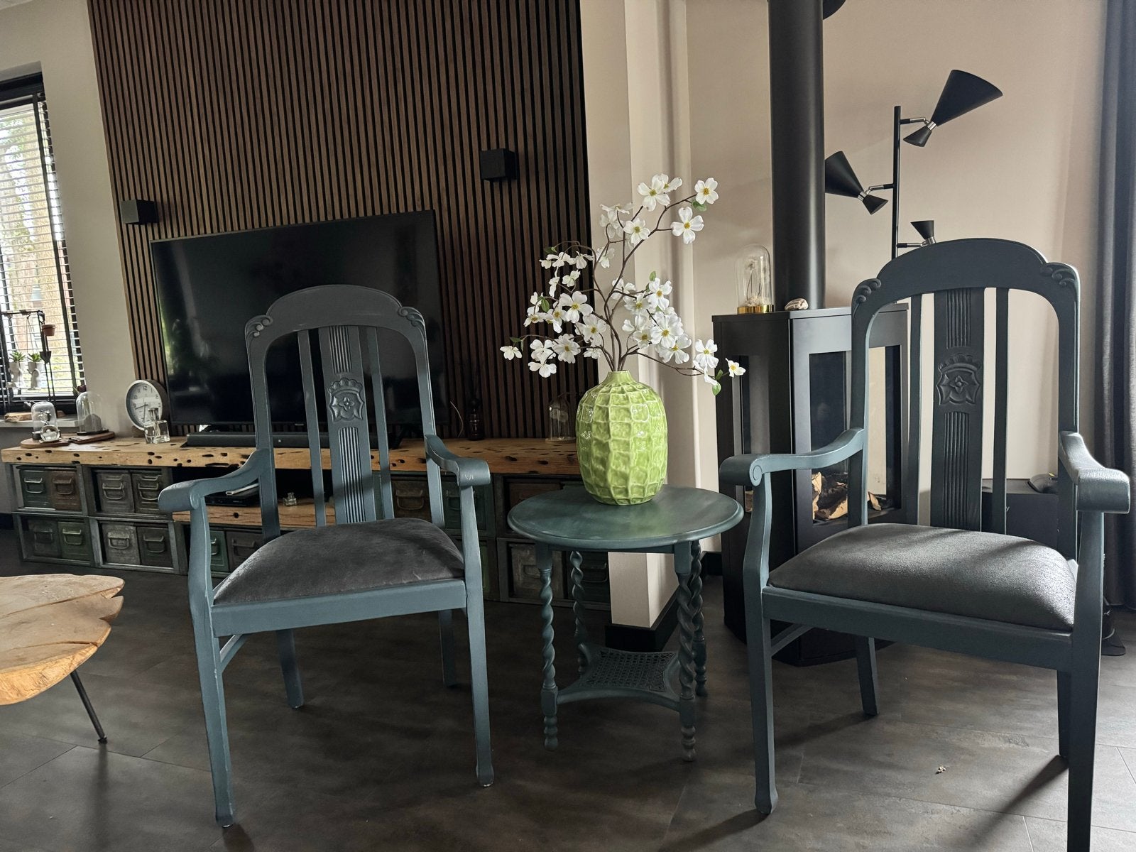 Antieke stoelen en bijzettafel in landelijke stijl, Ophalen