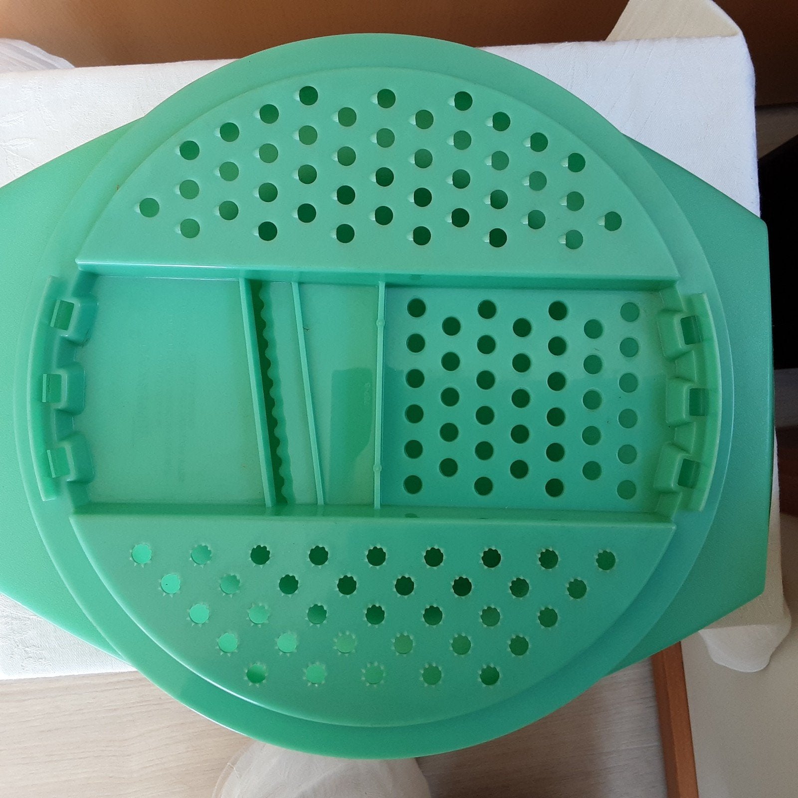 Tupperware groene rasp met opvangbak, Huis en Inrichting, Gebruikt, Overige typen, Ophalen of Verzenden, Vaatwasserbestendig