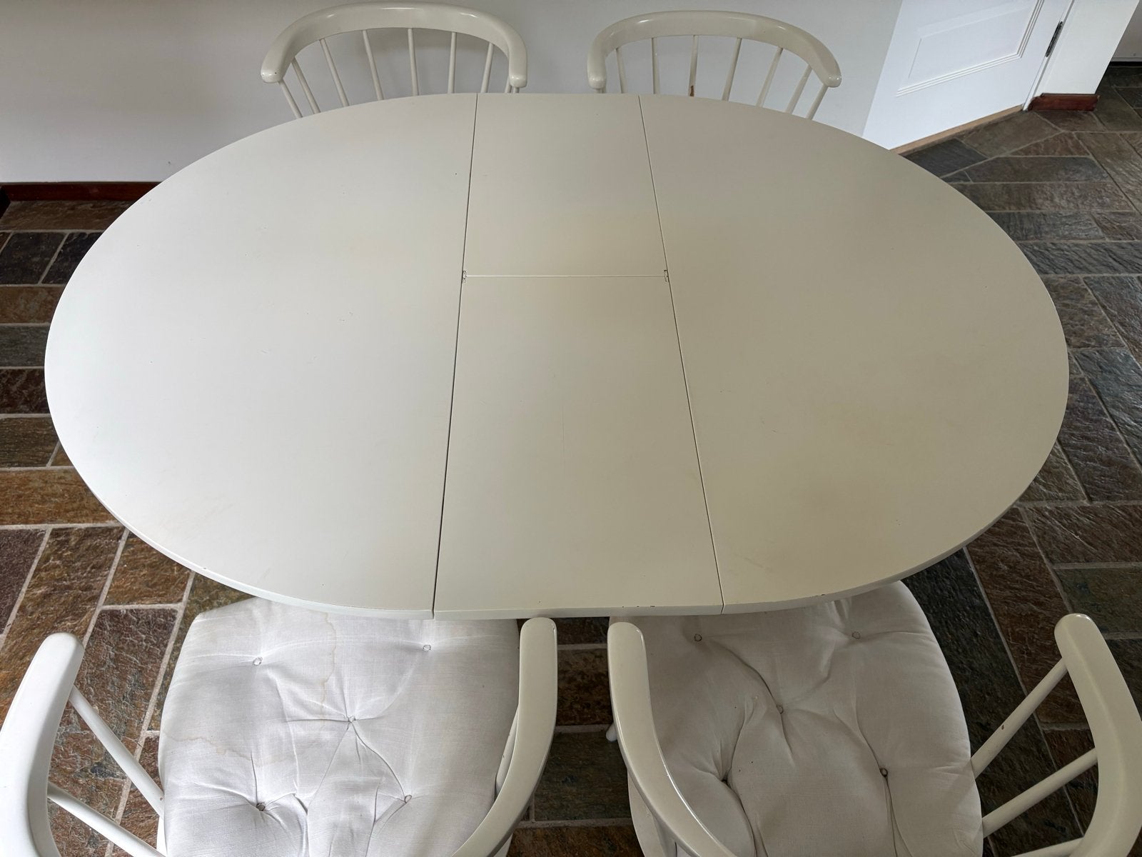 Uitschuifbare ronde/ovale eettafel met 4 stoelen, Huis en Inrichting, Ophalen, Gebruikt, Grenenhout, Vier personen