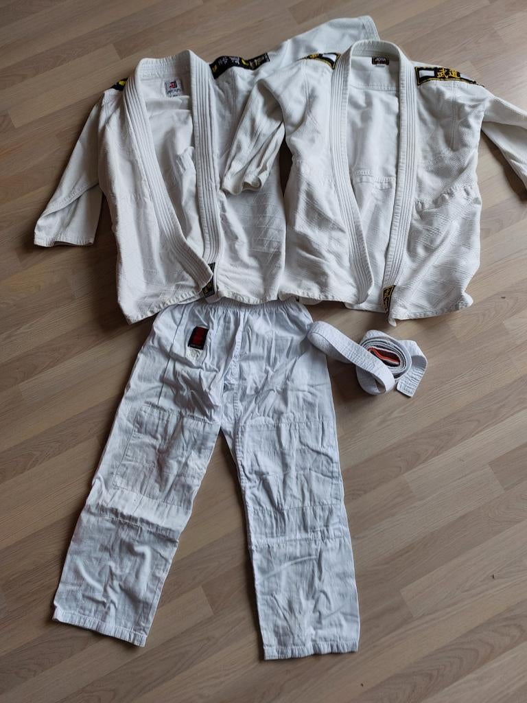 Twee judojassen met broek en band, Maat XS of kleiner, Ophalen of Verzenden, Gebruikt, Judo