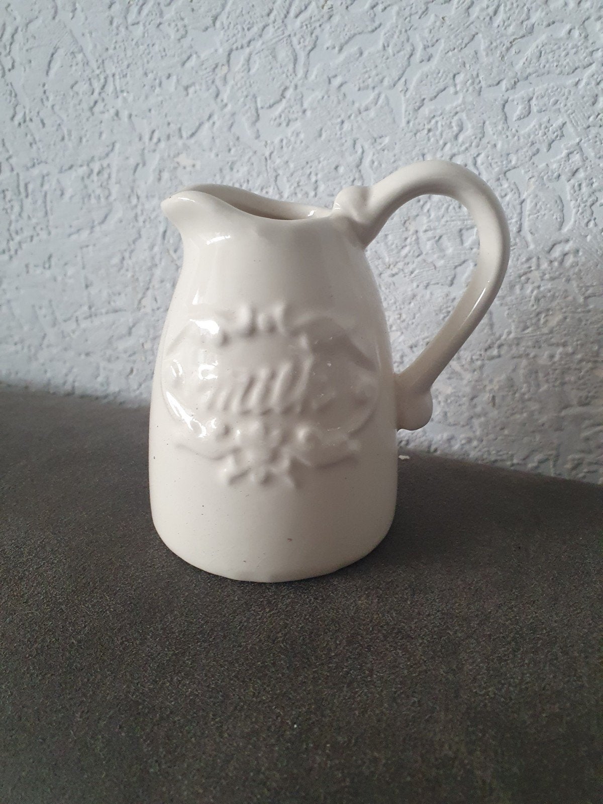 Melkkannetje met Reliëfdecoratie, Ophalen of Verzenden, Zo goed als nieuw, Overige stijlen, Overige typen