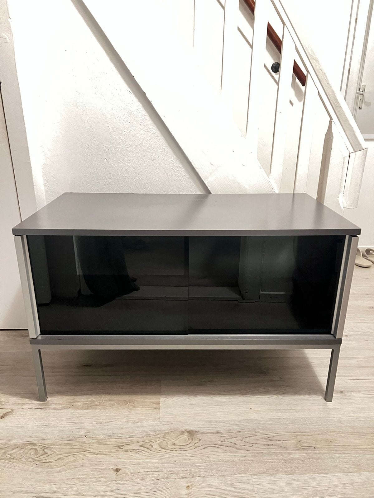 Grijs tv-meubel met glazen schuifdeuren, Ophalen, Gebruikt, 100 tot 150 cm, Glas