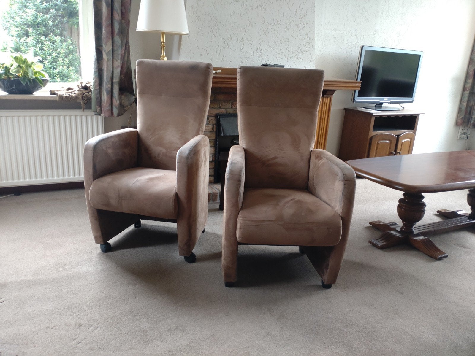 4 comfortabele eetkamerstoelen op wieltjes - suède stof, Huis en Inrichting, Stoelen, Ophalen, Gebruikt, Bruin, Vier