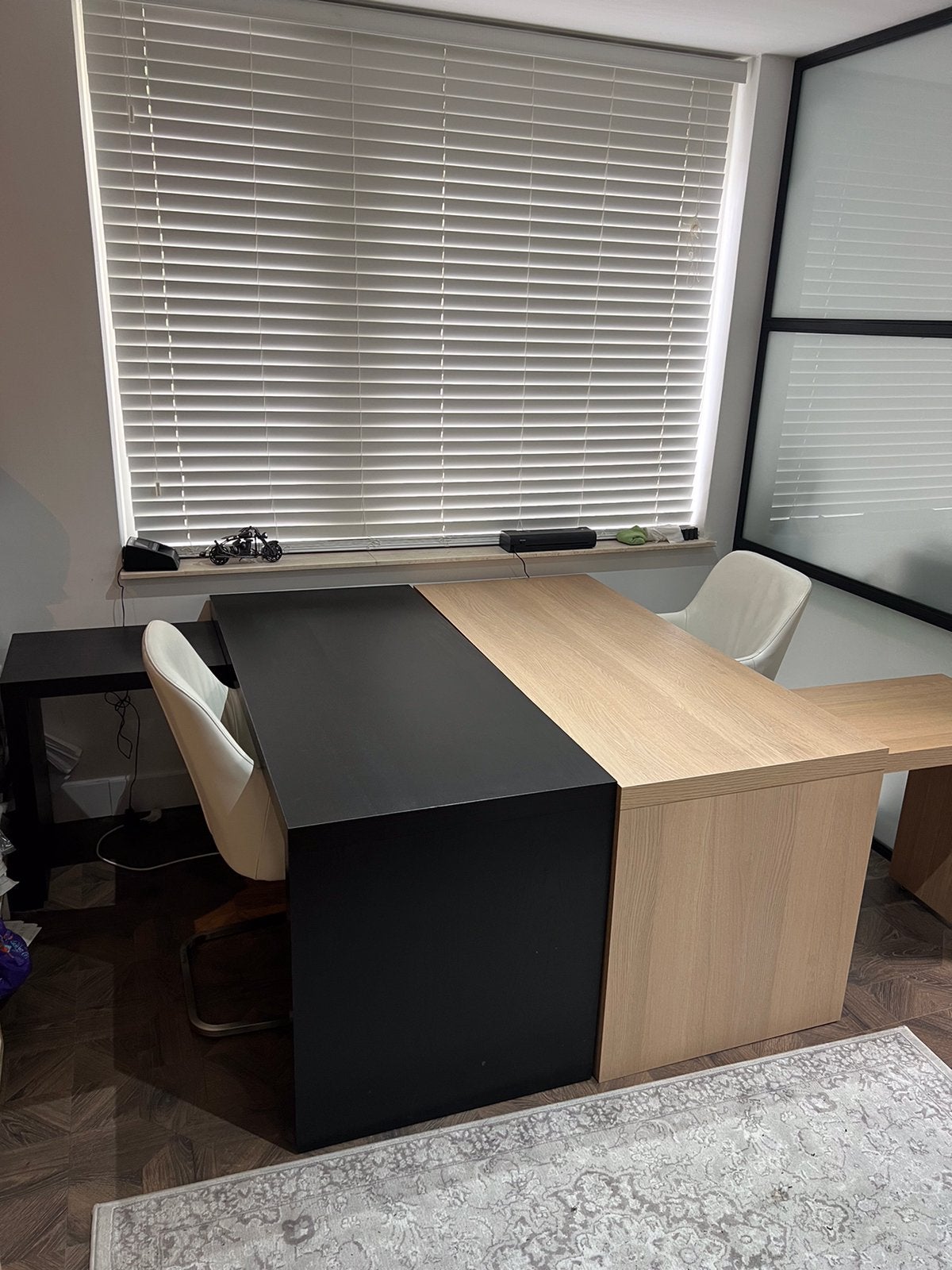 2 bureaus een zwarteben een crème kleurige ikea malm, Huis en Inrichting, Bureaus, Zwart, Hout, Schoolbureau, Ophalen of Verzenden