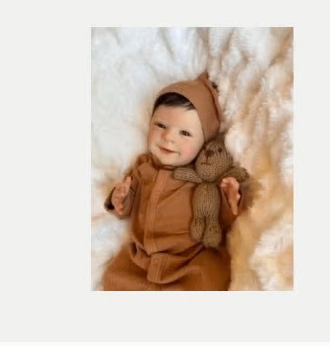 Realistische baby pop levensecht Sebastian bruin (49cm), Verzamelen, Ophalen of Verzenden, Nieuw, Pop