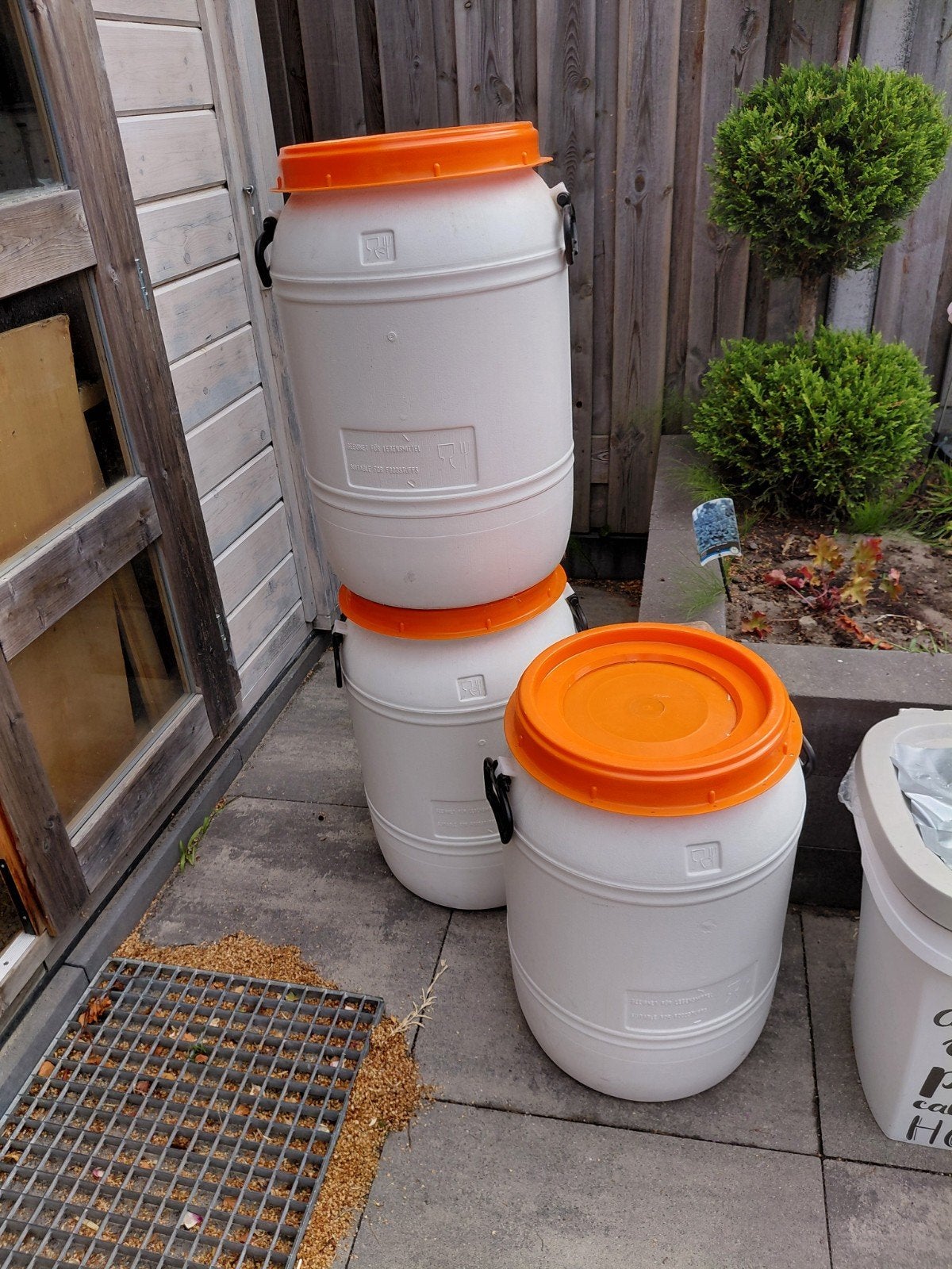 Witte kunststof vaten met oranje deksel, 75 tot 150 liter, Ophalen, Gebruikt, Kunststof