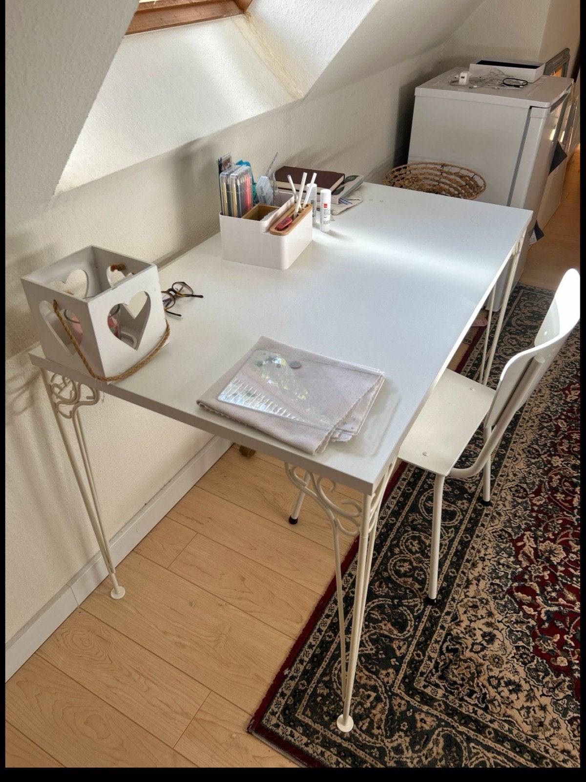 Witte Ikea tafel en stoel met sierlijke metalen poten, Ophalen, 100 tot 150 cm, Zo goed als nieuw, 25 tot 50 cm