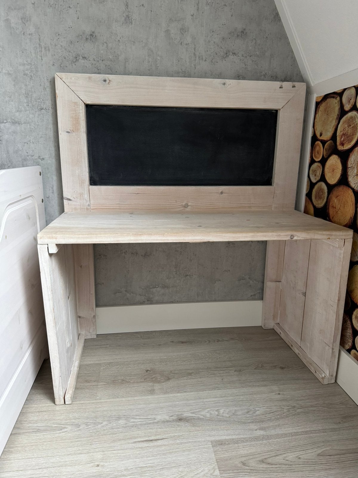 Steigerhouten kinderbureau / speeltafel met krijtbord, Kinderen en Baby's, Kinderkamer | Tafels en Stoelen, Ophalen, Gebruikt