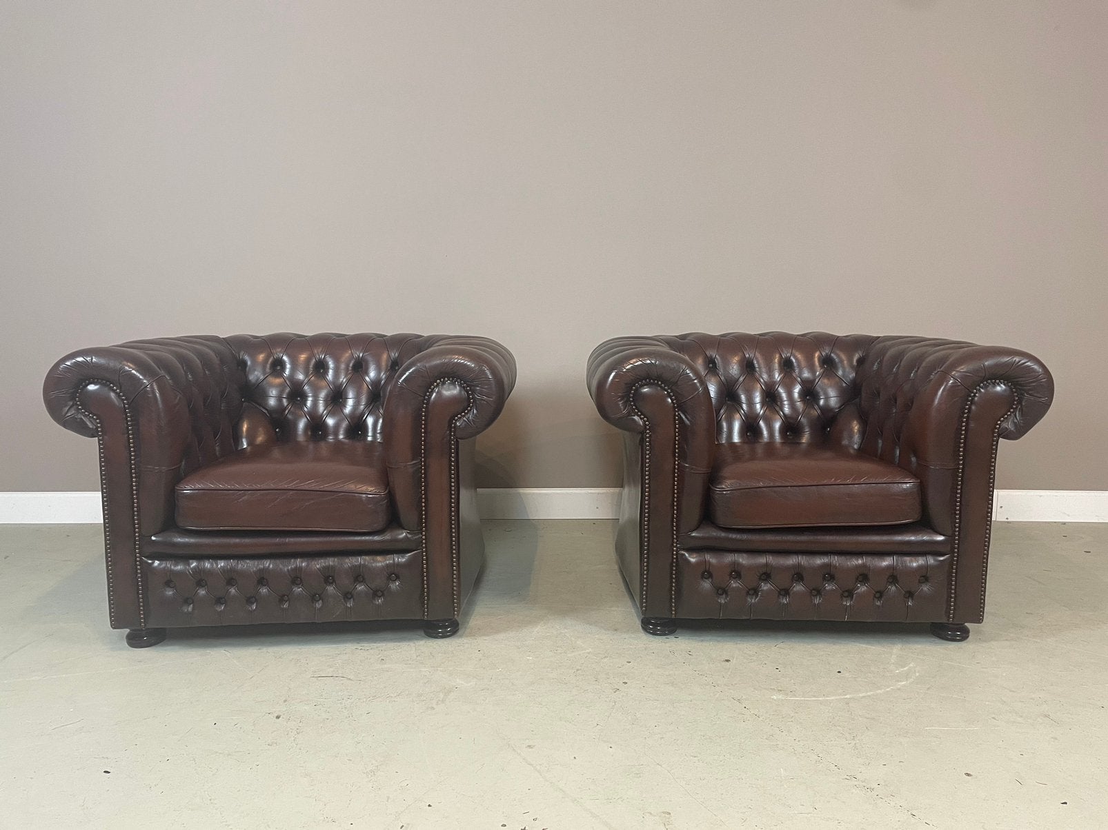 Originele Engelse Chesterfield clubfauteuils d.bruin ZGAN, Ophalen, Zo goed als nieuw, 75 tot 100 cm, Leer