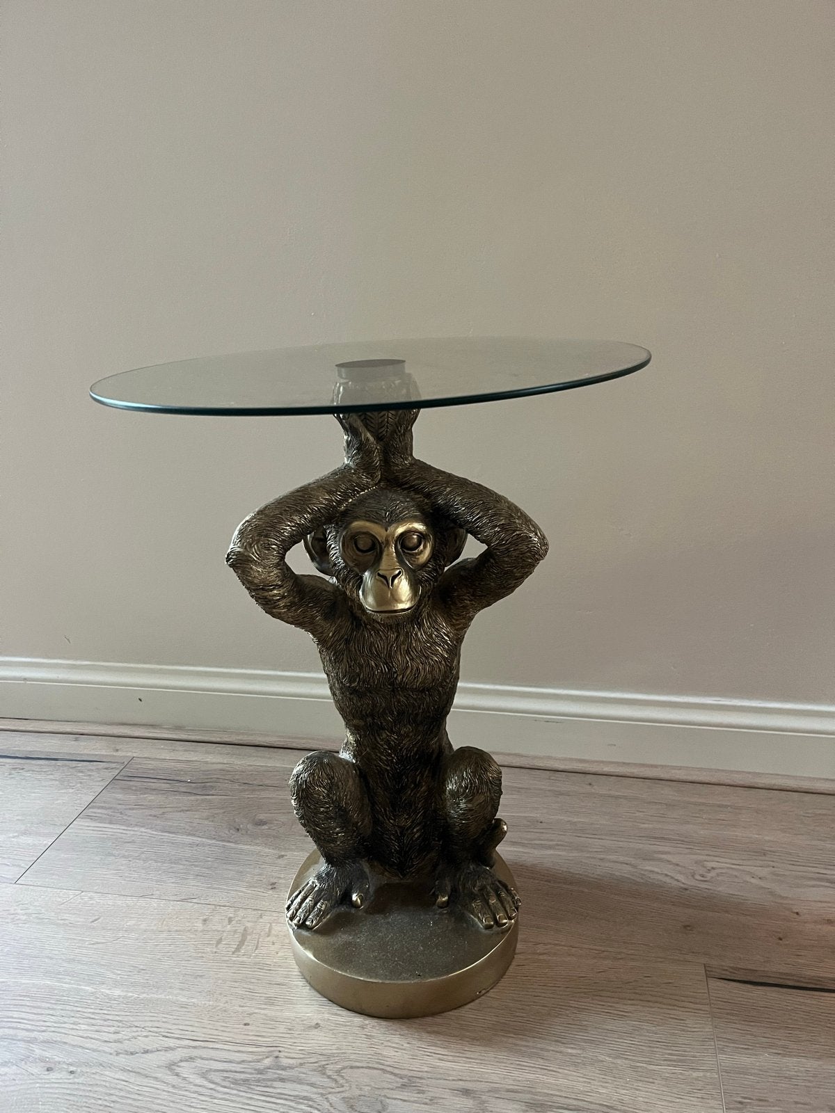 Bijzettafel/salontafel met apenbeeld en glazen blad, Minder dan 55 cm, Rond, Ophalen, 45 tot 60 cm