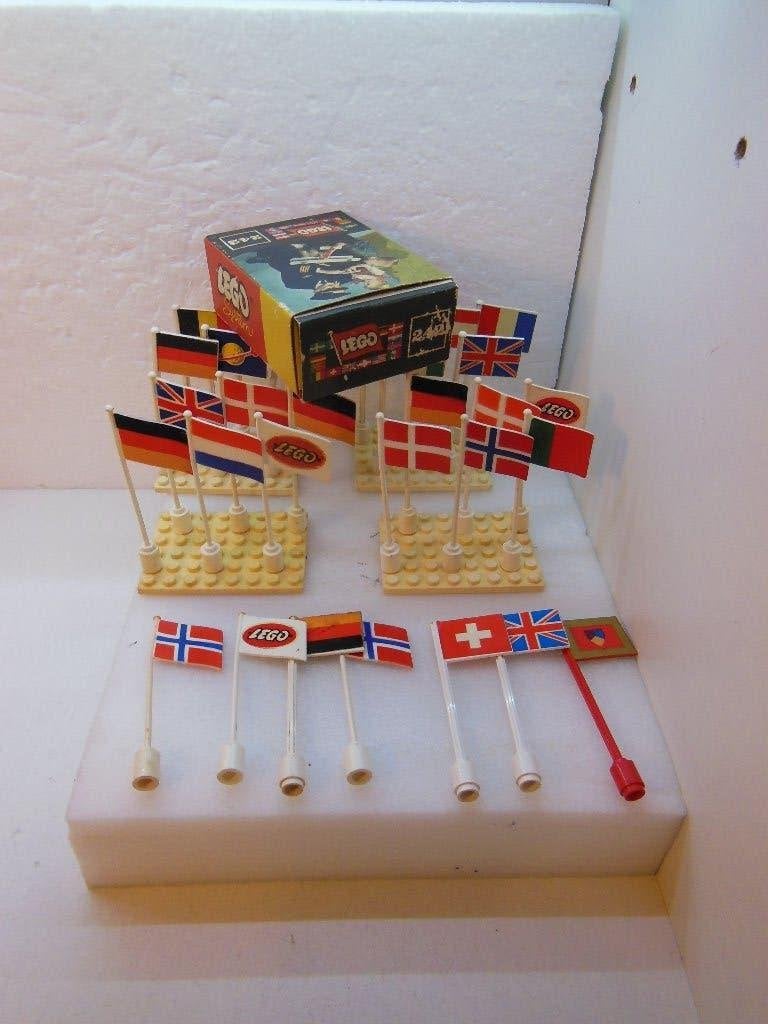 LEGO 242 + DOOSJE + 30 Vlaggen 1:87 -, Ophalen of Verzenden, Gebruikt, Overige typen, Overige merken