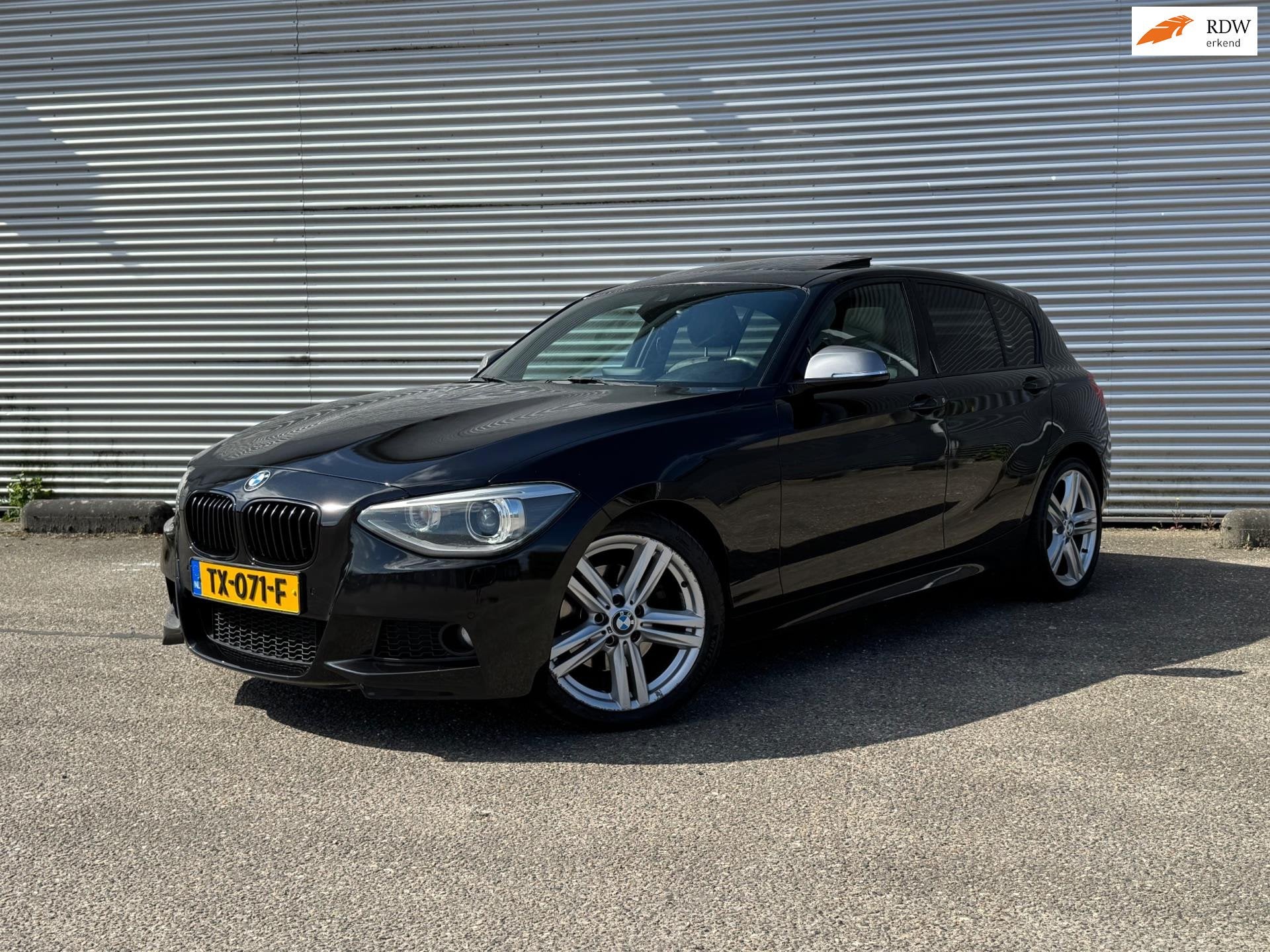 BMW 1-serie 125d Business+ M PAKKET|LEER|SCHUIFFAK|AUTOMAAT, Auto's, BMW, Euro 5, Zwart, 4 cilinders, Zwart