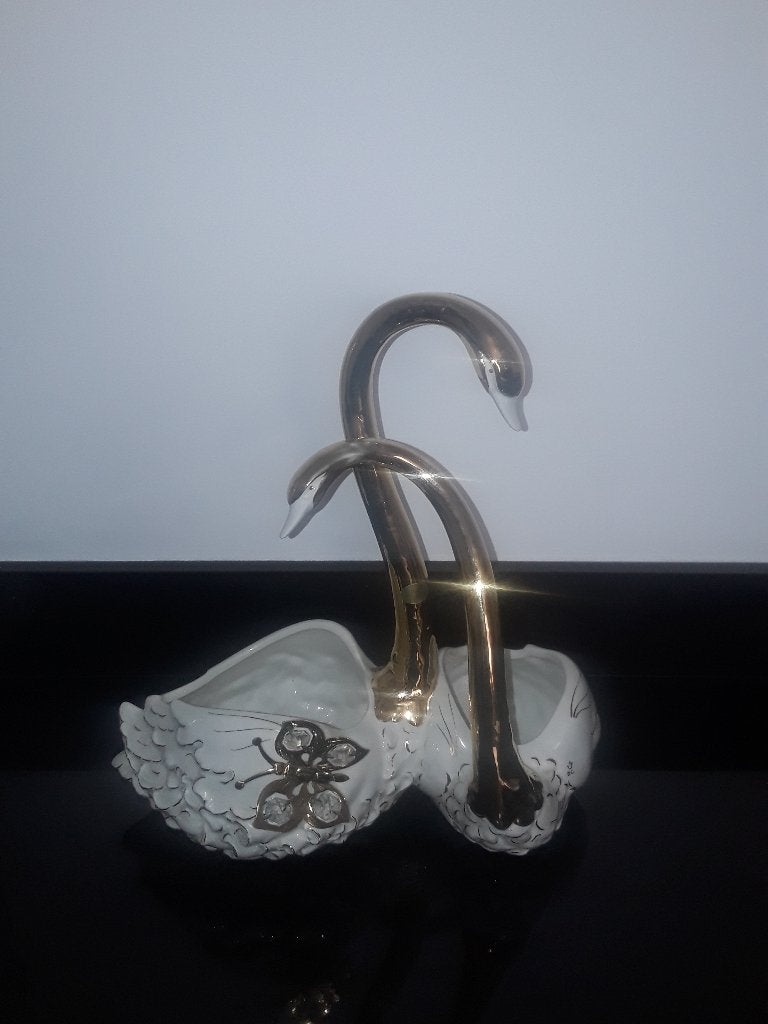Capodimonte 2 zwanen met swarovski vlinder, Verzenden, Zo goed als nieuw, Porselein, Beeldje(s)