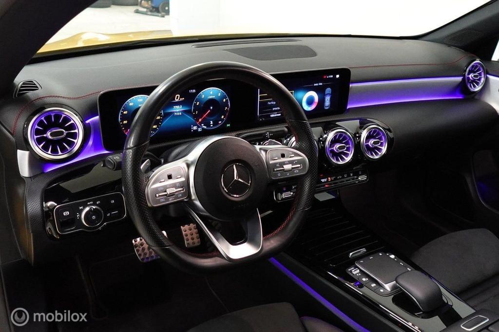 Mercedes CLA-klasse 180 Premium AMG Line, pano, Auto's, Mercedes-Benz, CLA, 136 pk, Gebruikt, Lichtsensor