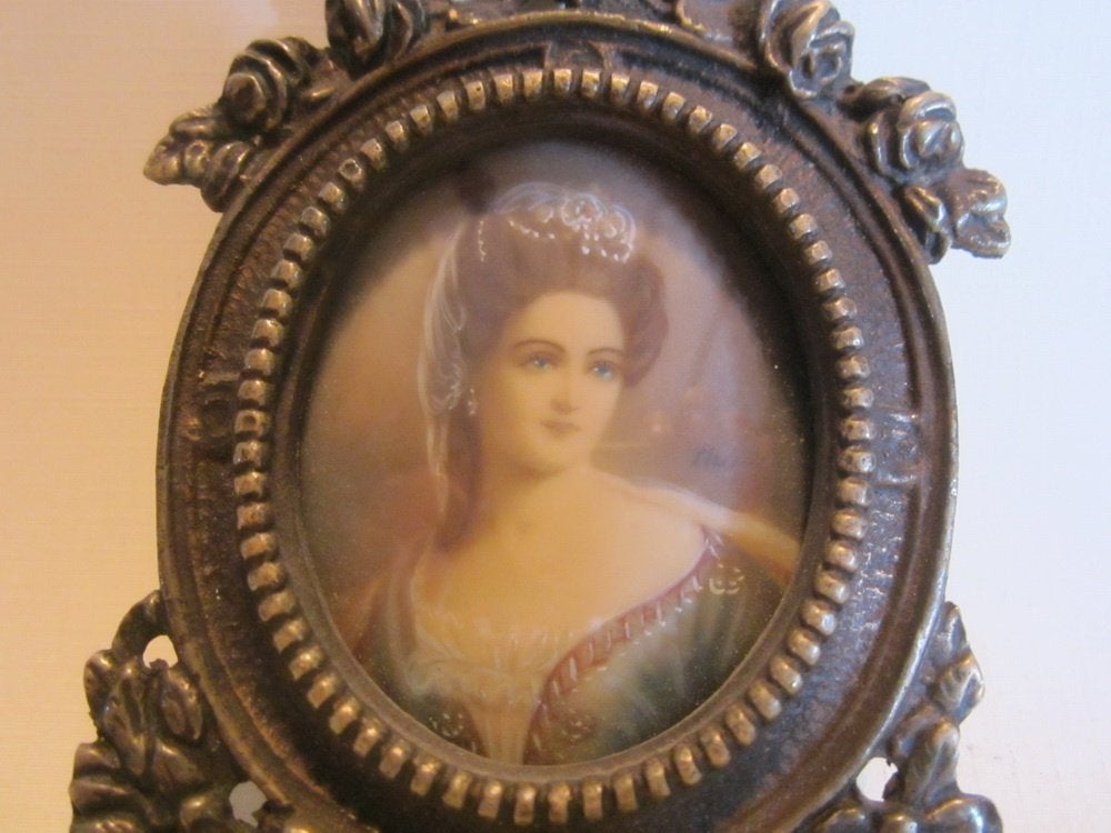 Antiek handgeschilderd miniatuur portret dame bronzen lijst, Ophalen of Verzenden