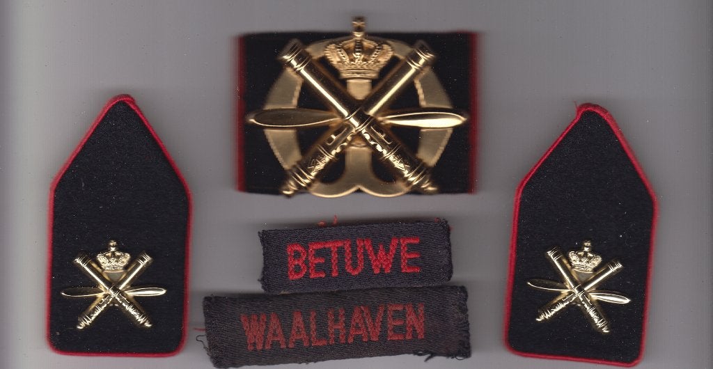 baretembleem set kraapatten en 2 naambandjes Lua, Verzamelen, Ophalen of Verzenden, Landmacht, Nederland, Embleem of Badge
