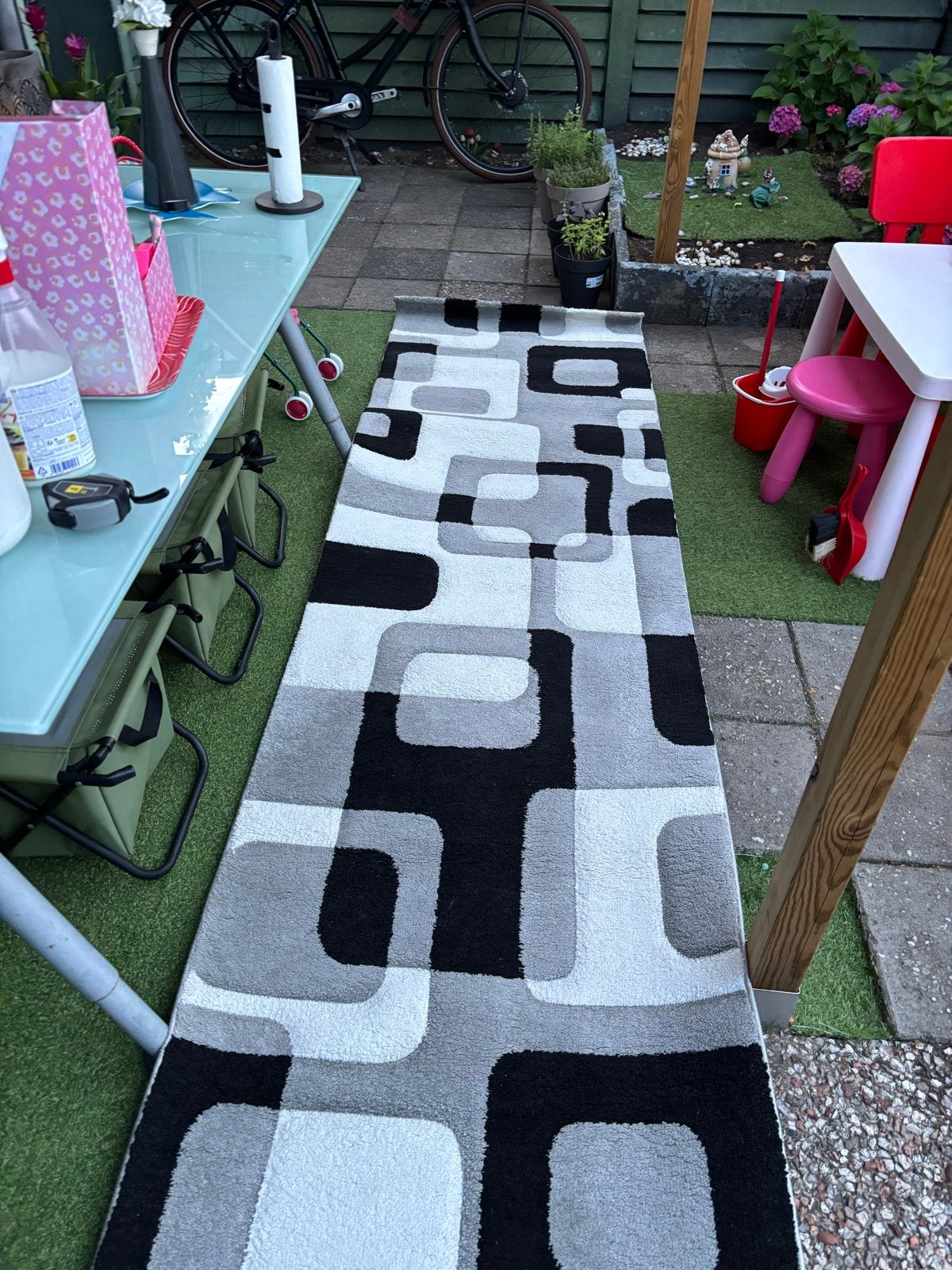 Modern zwart-wit vloerkleed met geometrisch patroon, Ophalen, Minder dan 50 cm, Gebruikt, Zwart