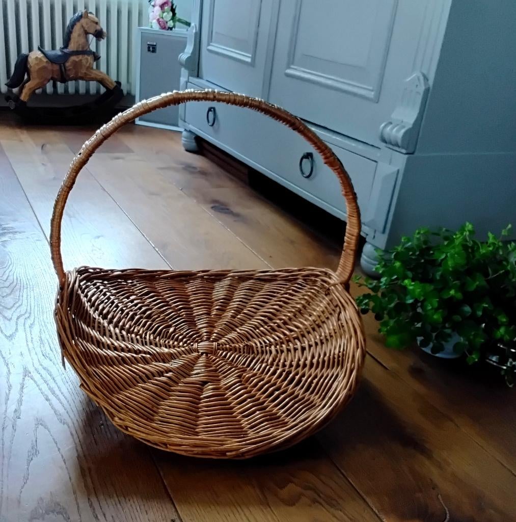 Vintage rieten mand - hengsel - kranten, hout, brood, bloem, Huis en Inrichting, Woonaccessoires | Schalen en Manden, Ophalen