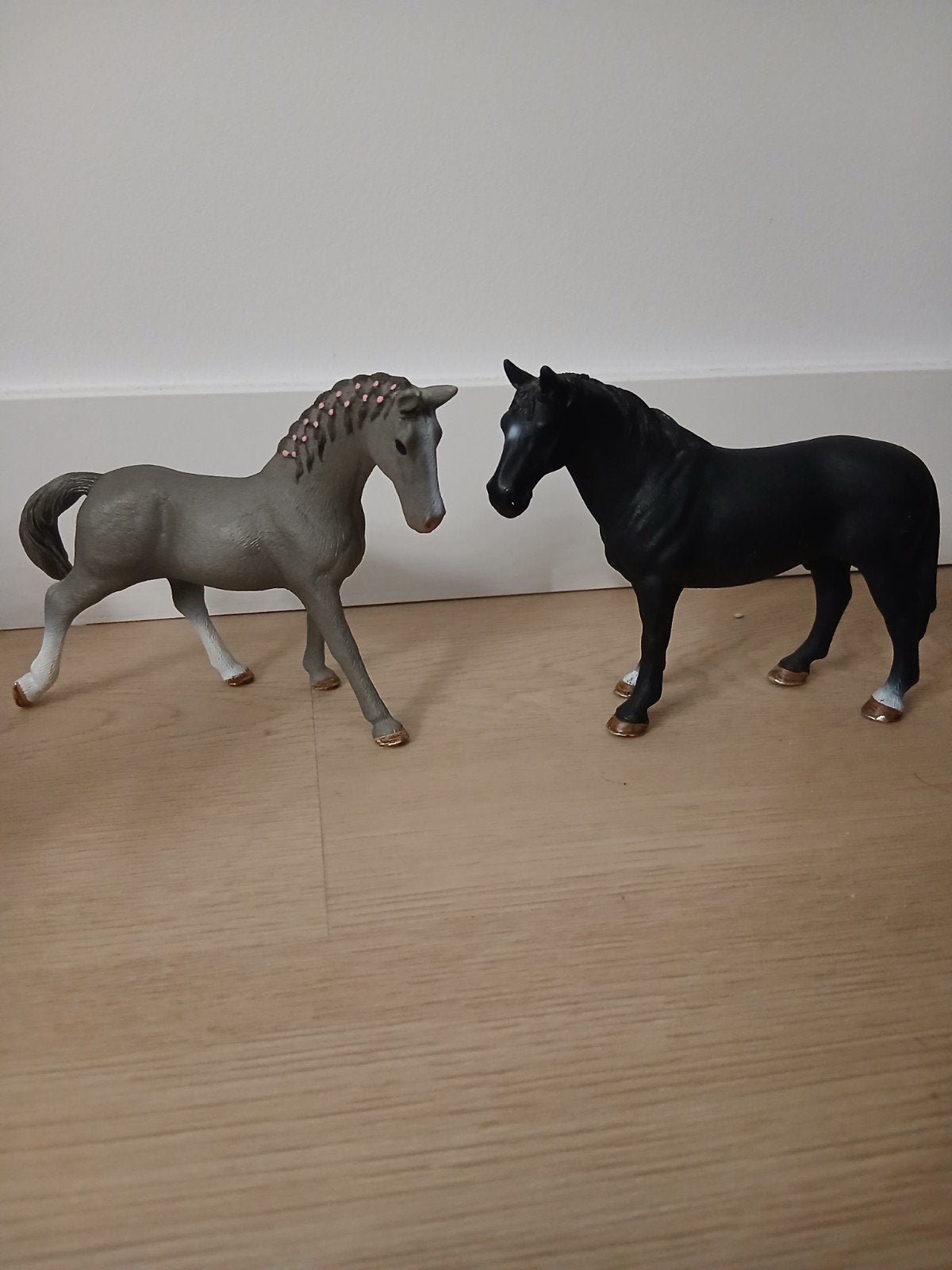 Schleich paarden: zwart paard en grijs veulen, Ophalen, Zo goed als nieuw