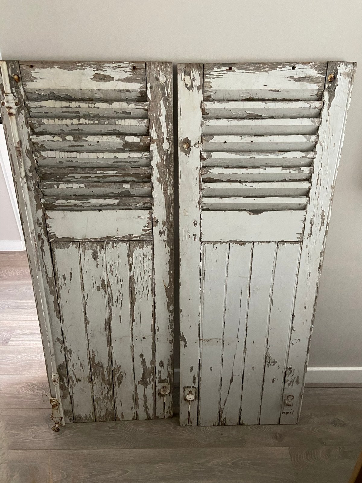 Antieke houten luiken decoratie, Ophalen