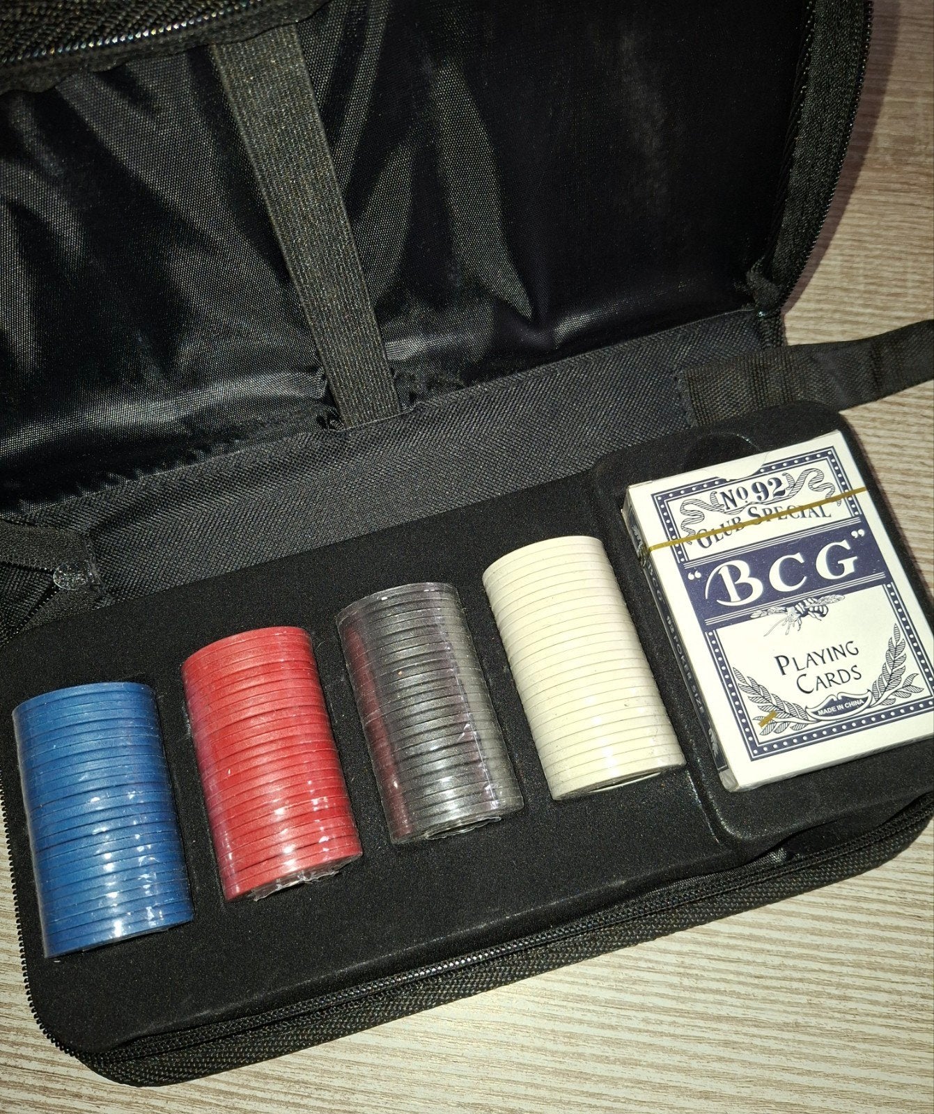 Nieuw Poker Set met Chips en Kaarten in Handige Bosch Etui, Vijf spelers of meer, Ophalen of Verzenden, Nieuw, BCG