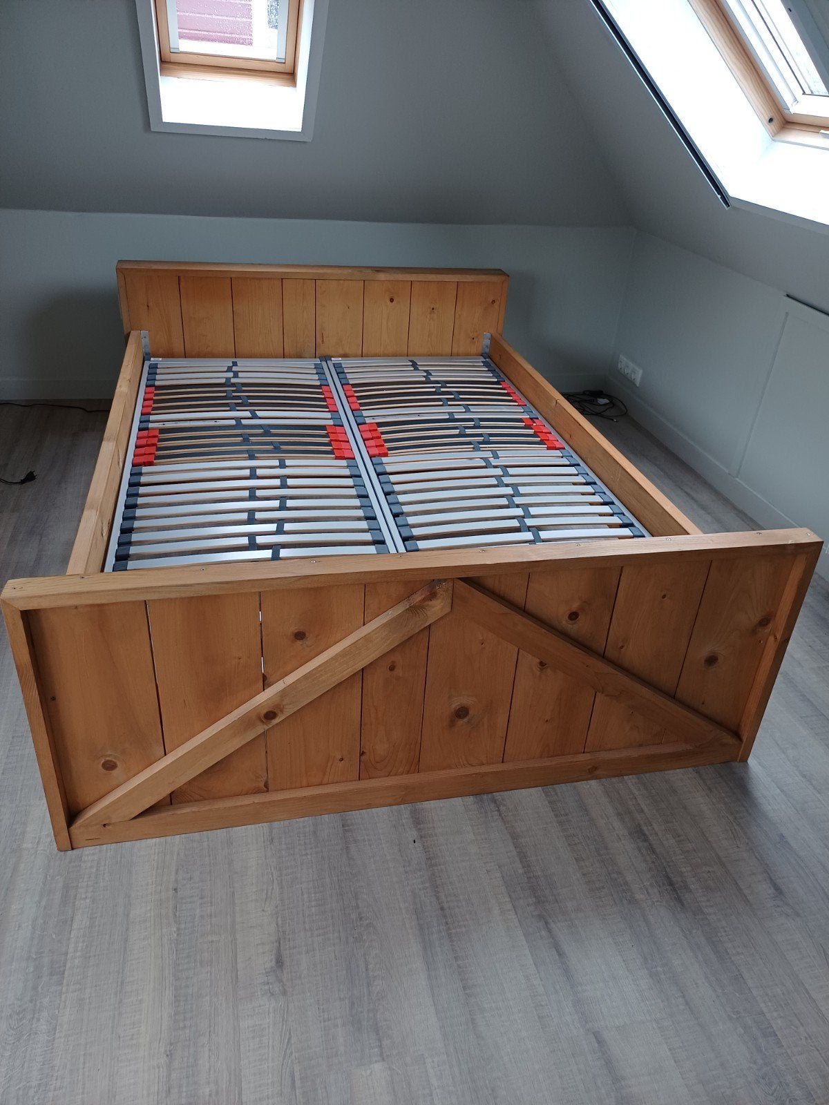 Steigerhout 2persoonsbed 140x200 met stopcontacten/lattebode, Tweepersoons, Zo goed als nieuw, Hout, 140 cm