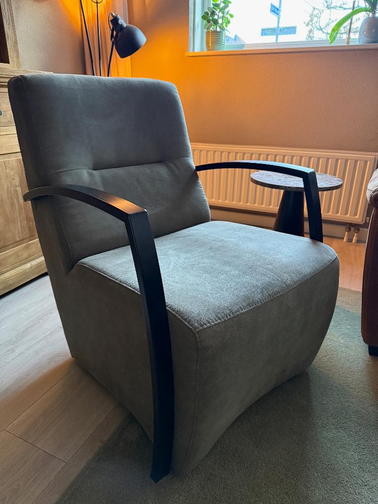Goedkope fauteuil grijs/groen en zwarte metalen armleuningen, Ophalen, 75 tot 100 cm, Zo goed als nieuw, Stof