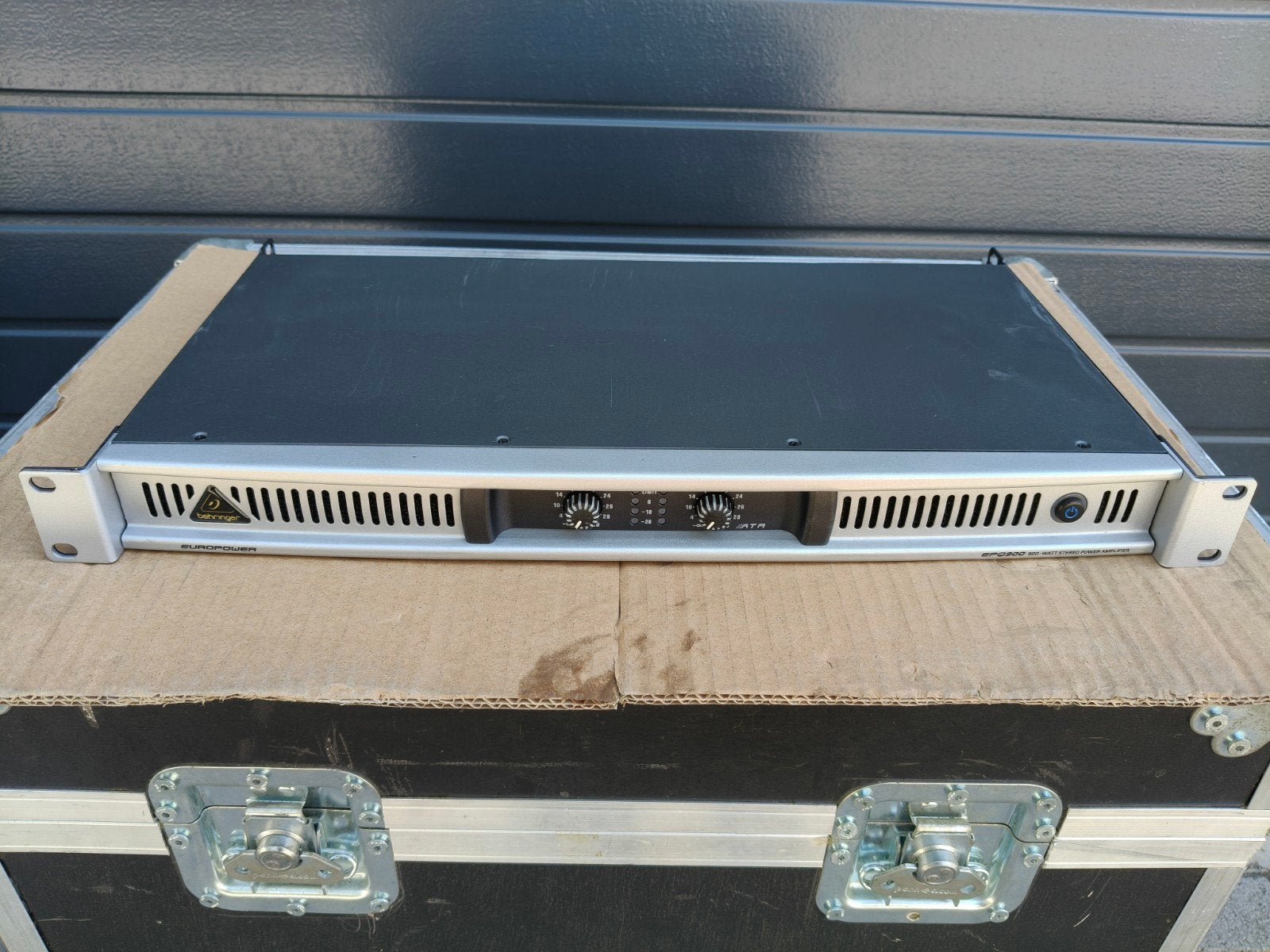 Behringer EPQ-900 versterker, 2x 400W., Ophalen of Verzenden, Gebruikt, Audio