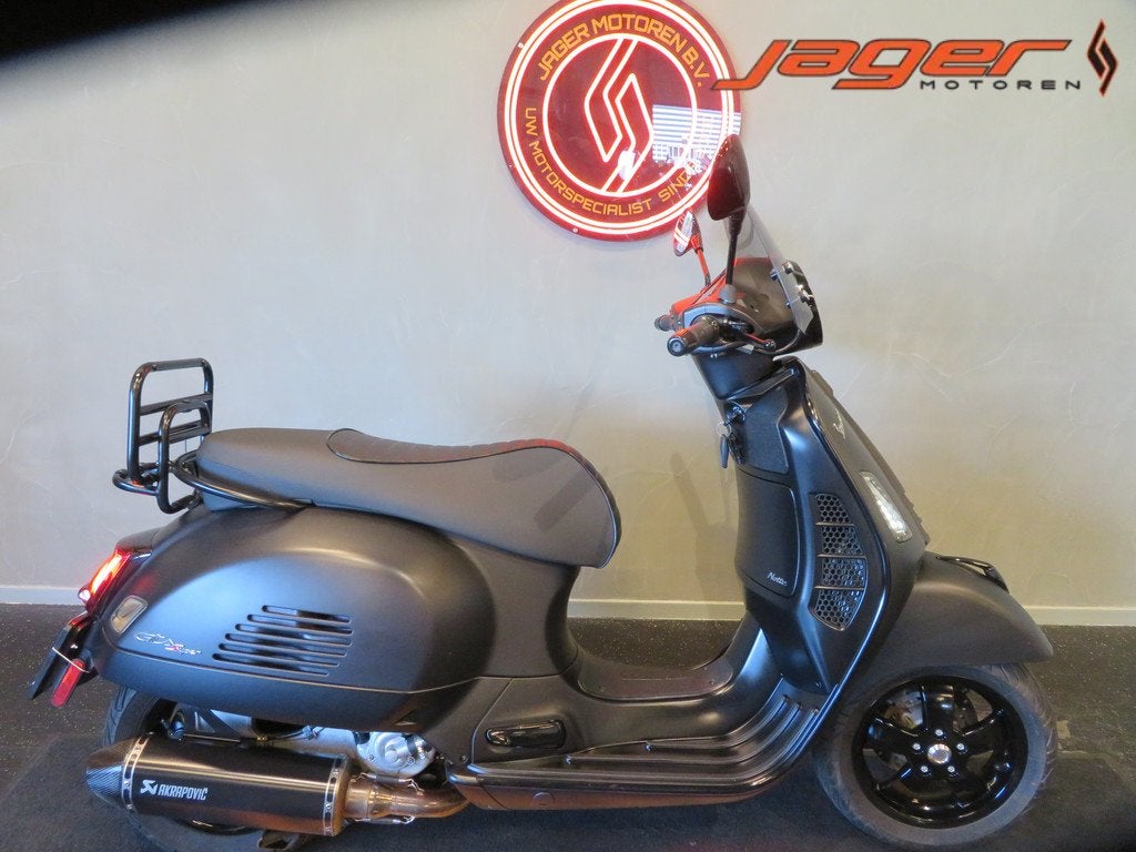Piaggio VESPA GTS 300 AKRA (bj 2020), Bedrijf, Scooter