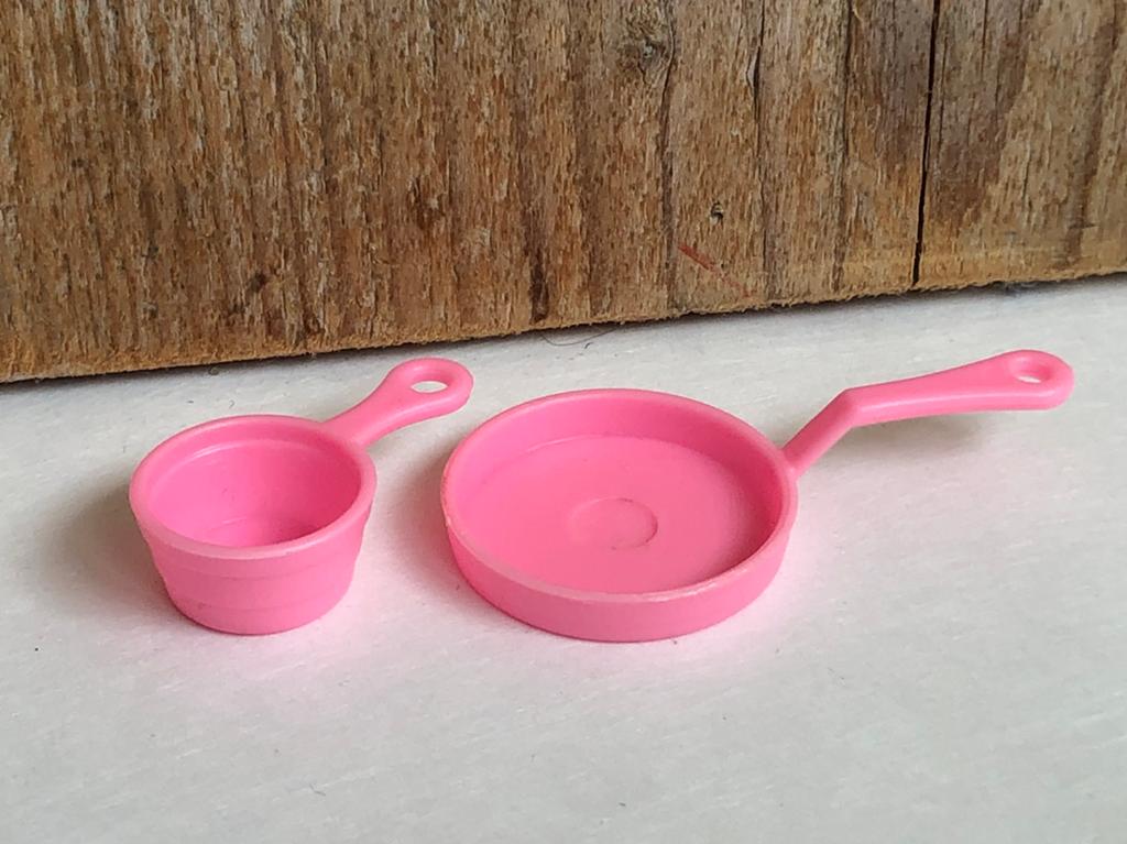 2 roze pannen voor Barbie huis, Ophalen of Verzenden, Zo goed als nieuw, Toebehoren