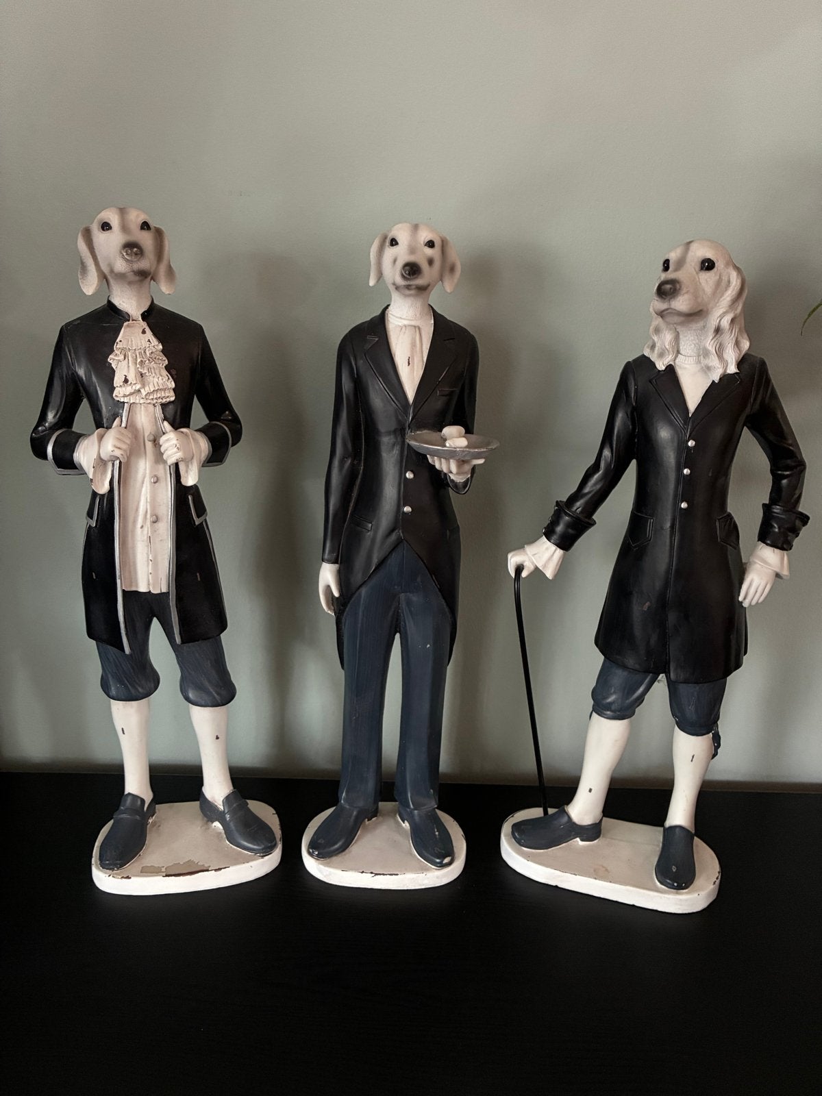 Set van 3 hondenbeelden in kostuum, zwart/wit, Kunststof, Ophalen of Verzenden, Zoogdier, 20 - 50 cm