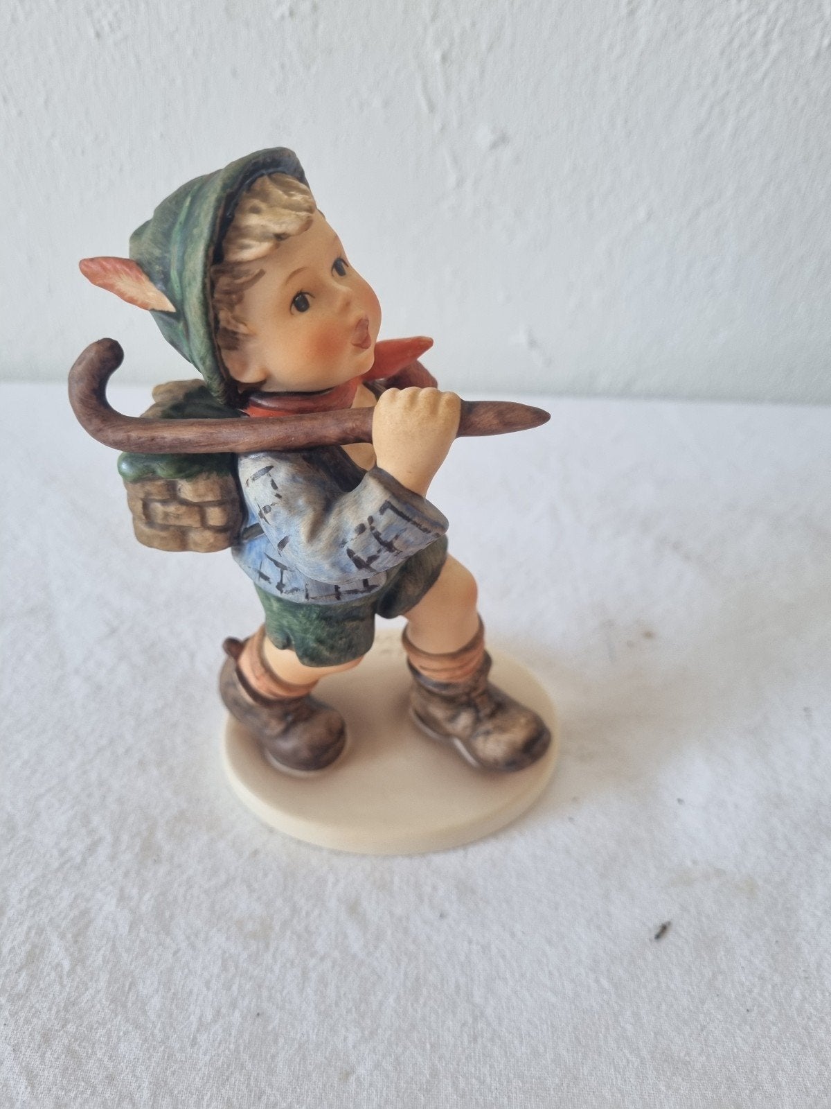 Vintage Hummel beeldje: Jongen met wandelstok en mand, Ophalen of Verzenden, Gebruikt, Hummel