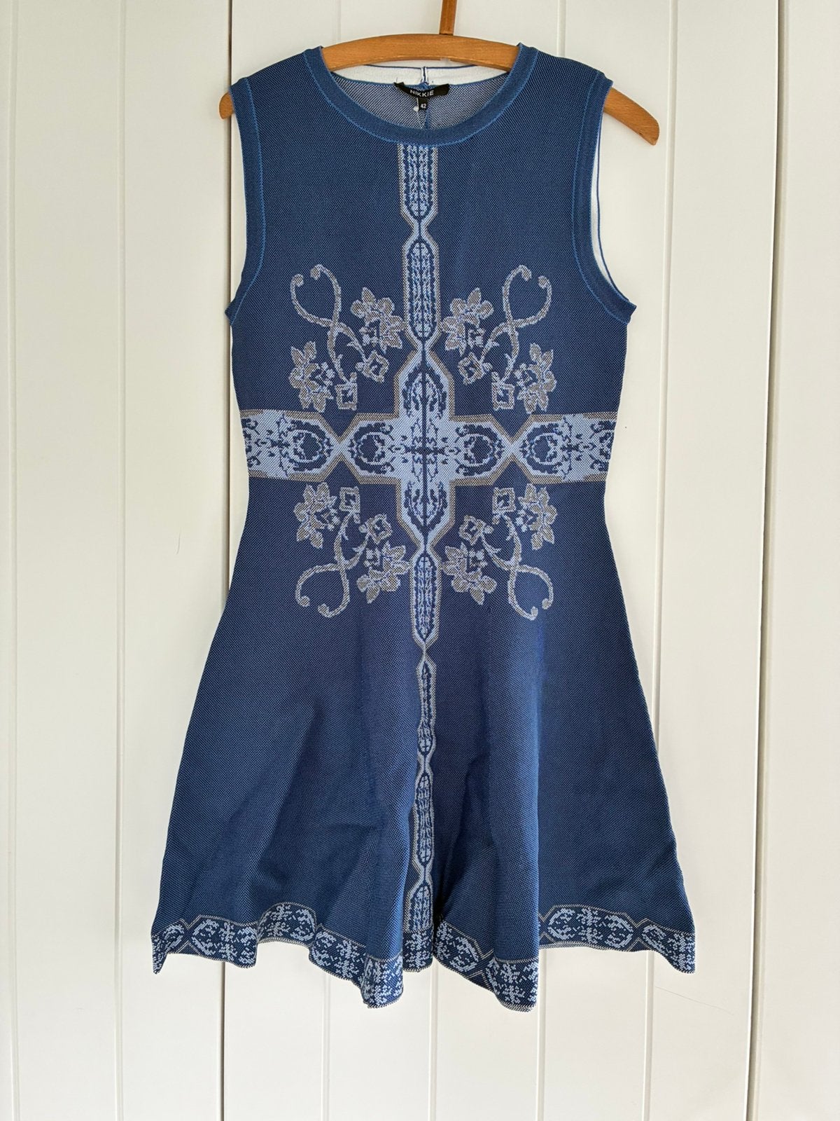 NIKKIE Julia Ventura Dress blauw – Maat 42 Nieuw met kaartje, Kleding | Dames, Maat 42/44 (L), Nieuw, Boven de knie, Verzenden