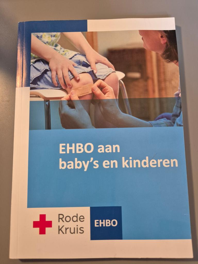 EHBO aan baby's en kinderen - Rode Kruis, Rode Kruis, Ophalen of Verzenden, Zo goed als nieuw, Opvoeding tot 6 jaar