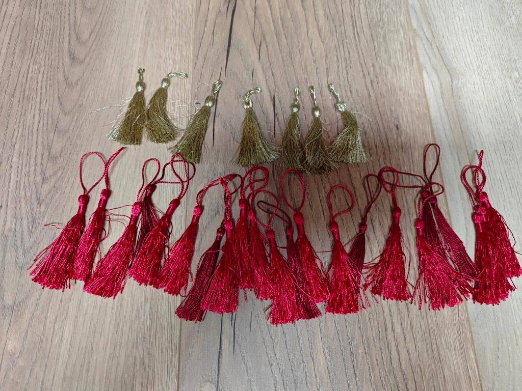 29 Kwastjes in rood en goudkleurig, Ophalen of Verzenden, Gebruikt, Meerkleurig, Knutselmateriaal