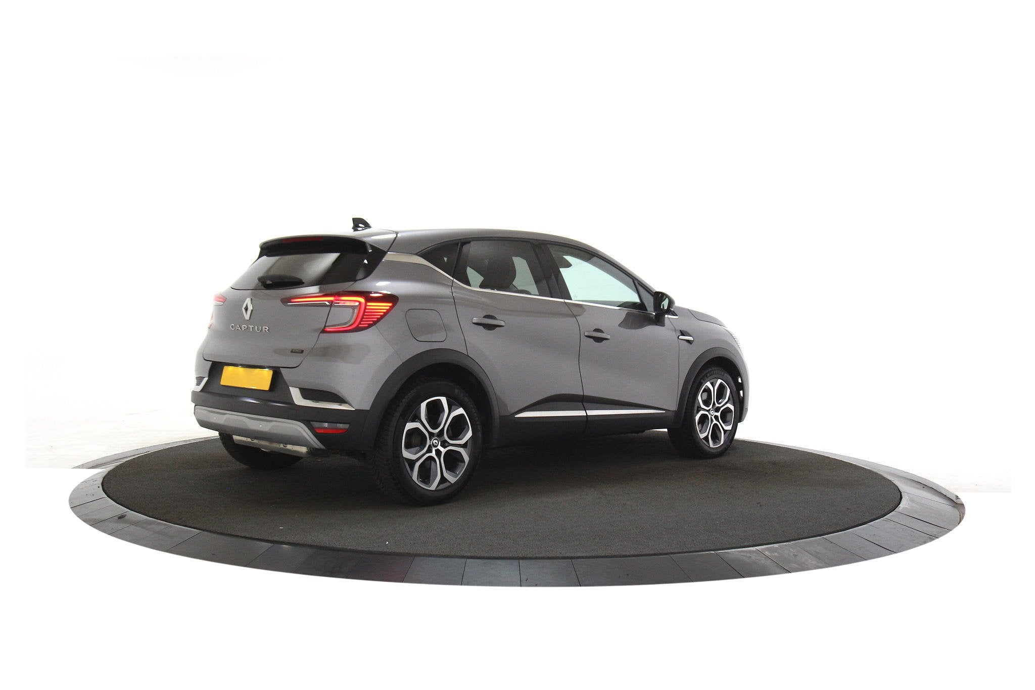 Renault Captur 1.6 E-Tech Plug-in Hybrid 160 Techno Bi-Tone, Parkeercamera, Gebruikt, 750 kg, 160 pk