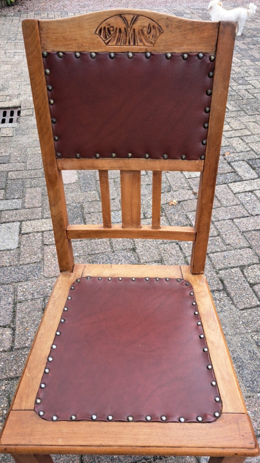 Antieke houten stoeltjes met leren zitting en rugleuning, Ophalen