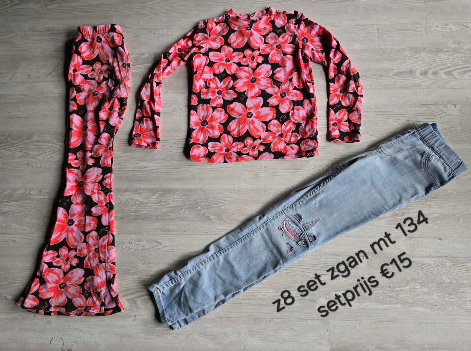 Z8 gekleurde set flared pants met top en spijkerbroek mt 134, Ophalen, Zo goed als nieuw, Meisje, Broek