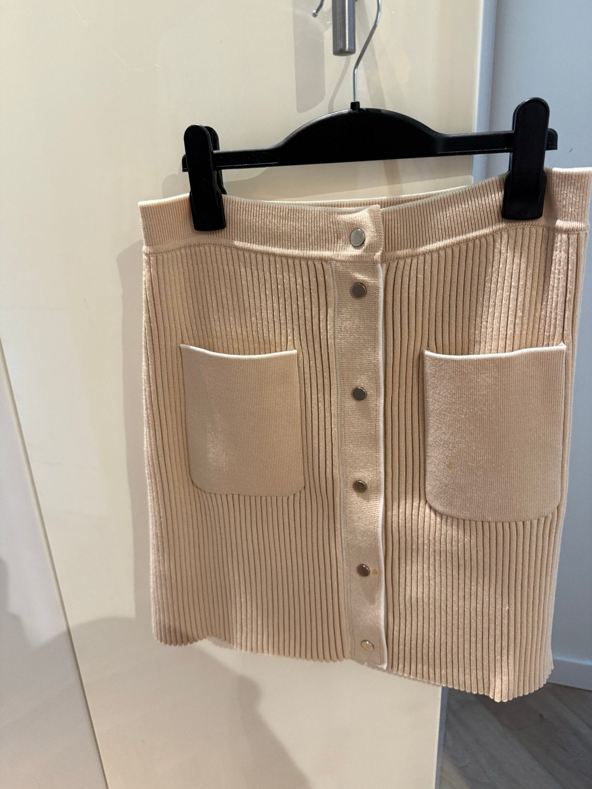 Maje geribbelde mini-rok met knopen en zakken, Maat 38/40 (M), Beige, Ophalen of Verzenden, Gedragen