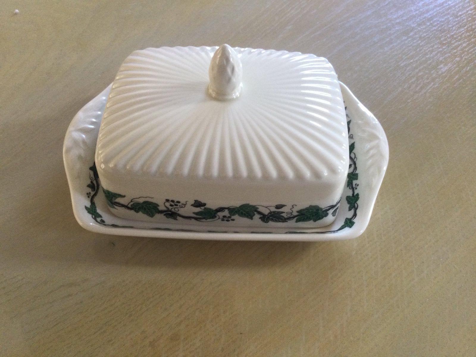 Wedgwood Stratford botervloot iets beboterd, Ophalen of Verzenden