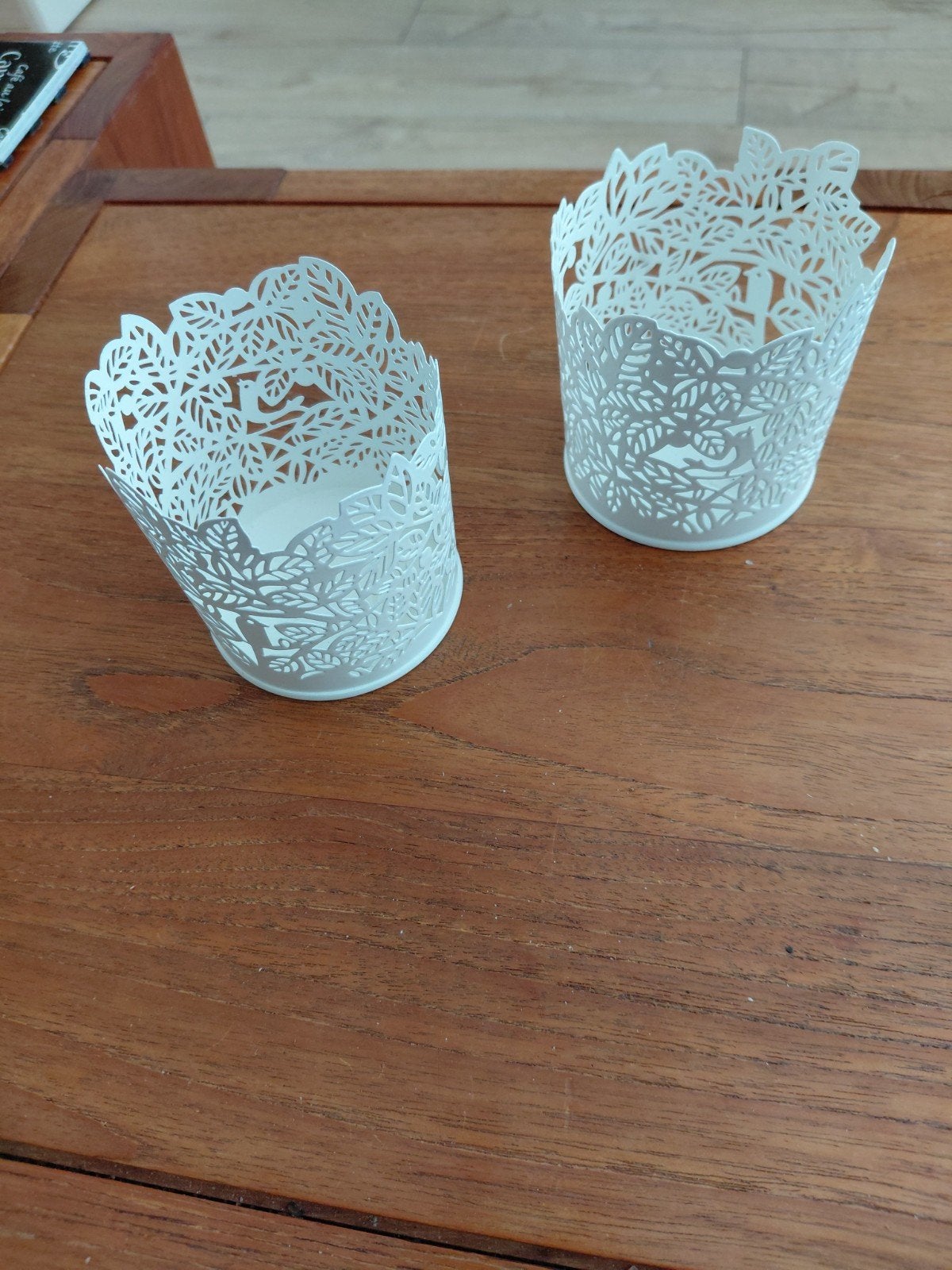 Set van 2 witte theelichthouders 8cm rond en 8cm hoog met ui, Wit, Waxinelichthouder, Ophalen of Verzenden, Zo goed als nieuw