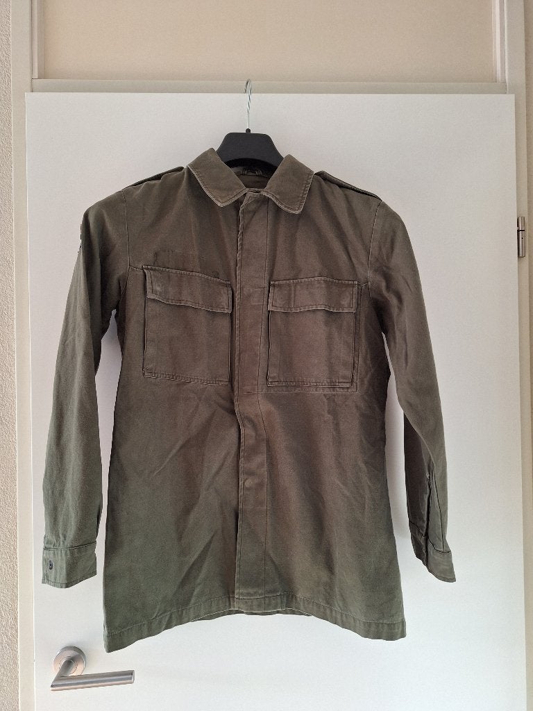 Leger militaire jas met emblemen maat L, Kleding | Heren, Ophalen of Verzenden, Gedragen, Maat 52/54 (L), Groen