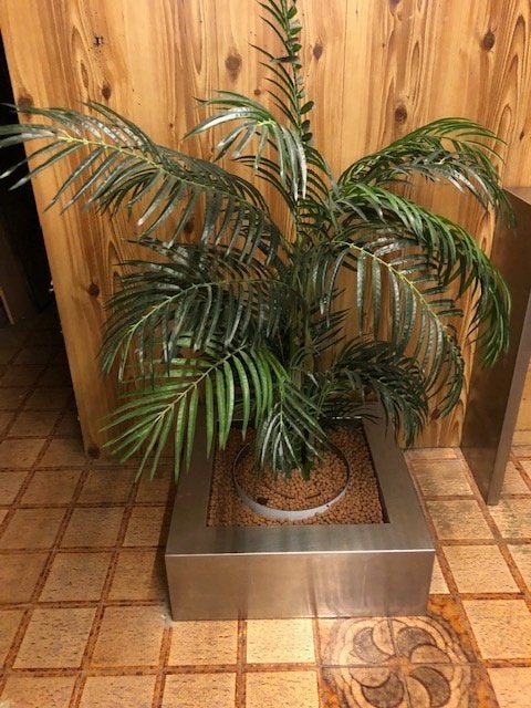 kunstplant in rvs design plantenbak en sidetable, Ophalen, Gebruikt