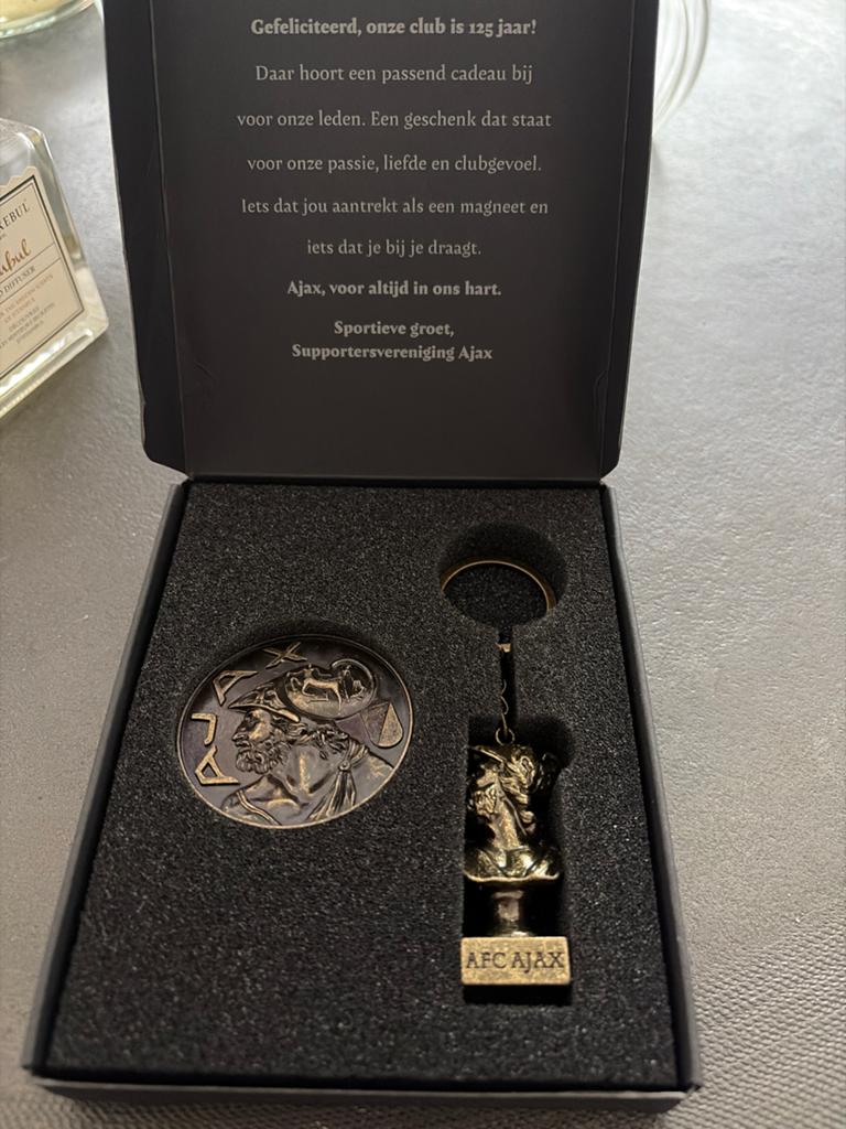 Ajax 125 jaar jubileum munt en sleutelhanger set, Verzamelen, Ophalen of Verzenden, Nieuw, Ajax, Overige typen