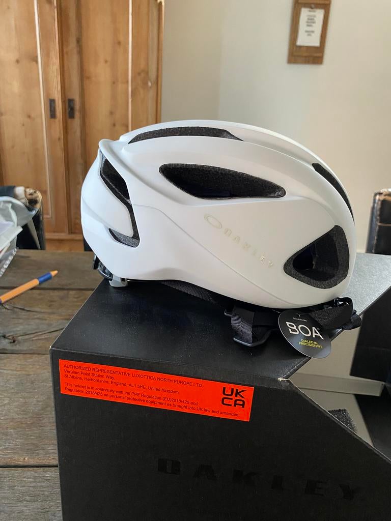 Oakley fietshelm NIEUW!  ARO 3.    Medium, Ophalen of Verzenden, Nieuw, Heer of Dame