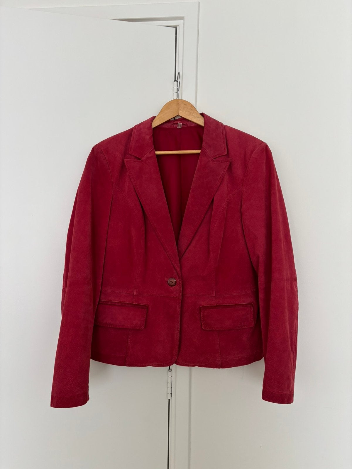 Rood suède jasje van 100% leer in maat 46., Verzenden, Maat 46/48 (XL) of groter, Jasje, Gedragen