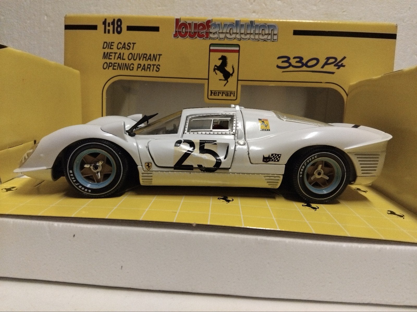 Ferrari 330 P4 #25 N.A.R.T Wit Revell Jouef metal 1:18 KRD, Hobby en Vrije tijd, Ophalen of Verzenden, Zo goed als nieuw, Auto