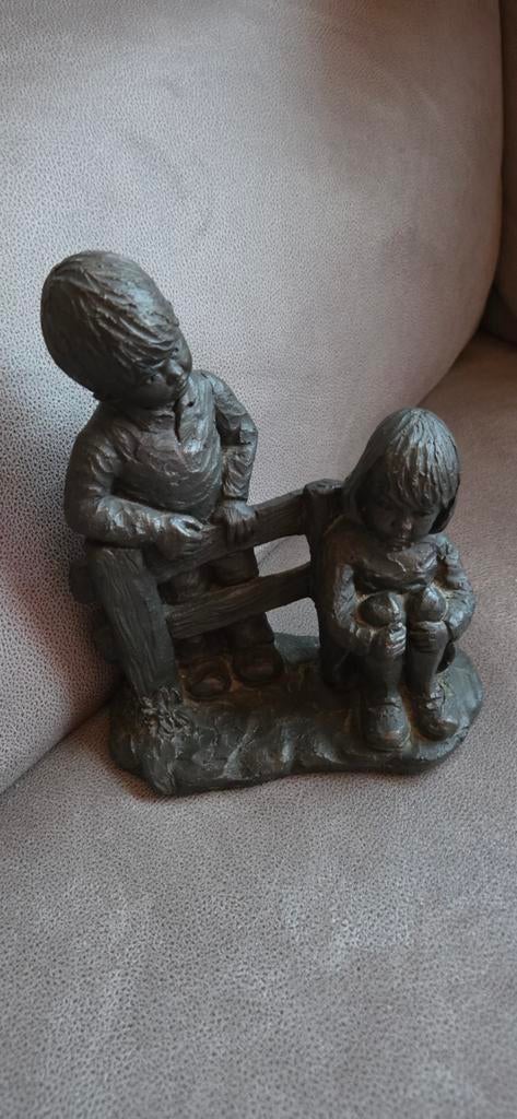 Geert Kunen sculptuur: Twee kinderen op bankje, Groep mensen, Ophalen of Verzenden, 20 - 50 cm, Beeld